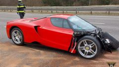 Ferrari Enzo distrutta in un incidente in autostrada in Germania