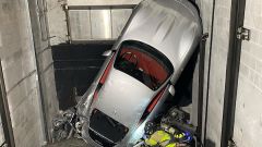 Foto Ferrari Roma distrutta dopo essere caduta dall'ascensore
