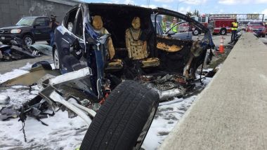 Incidente mortale Tesla Model X, il costruttore accusa il guidatore