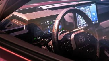 Interni Toyota RAV4 2026 con head-up display e nuovo volante