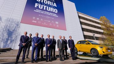 Istituzioni e lo stato maggiore Fiat all'inaugurazione di Fiat 500 Hybrid