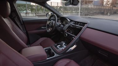 Jaguar E-Pace P300e AWD: il lussuoso abitacolo del SUV inglese