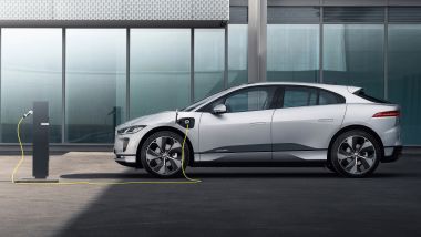 Jaguar I-Pace 2021: il SUV 100% elettrico alla colonnina di ricarica
