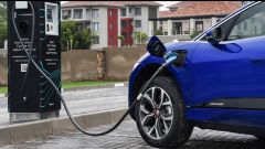 Auto elettrica, Ceo Jaguar critico: problema è rete di ricarica