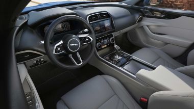 Jaguar XE 2021: gli interni