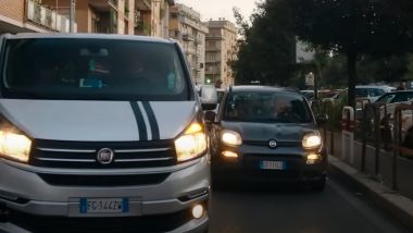 James May guida la Fiat Panda nel traffico di Roma: una prova di forza