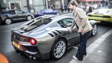 Jay Kay, leader dei Jamiroquai sale su una delle sue Ferrari per le strade di Londra