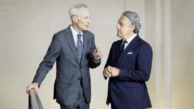  Jean-Dominique Senard discute con Luca de Meo, CEO di Renault Group