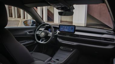 Jeep Avenger Black Edition: interni premium con sedili in tessuto/vinile e plancia digitale