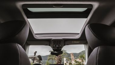 Jeep Avenger e-Hybrid, il tetto panoramico opzionale