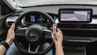 Jeep Avenger e-Hybrid, volante e infotainment