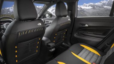 Jeep Avenger The North Face Edition: le pratiche cinghie elastiche sugli schienali anteriori