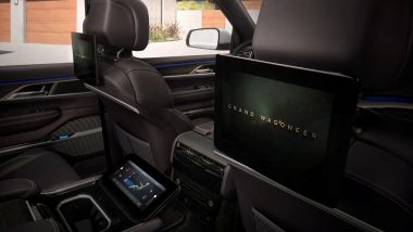 Jeep Grand Wagoneer 2022: i tre schermi per chi siede dietro