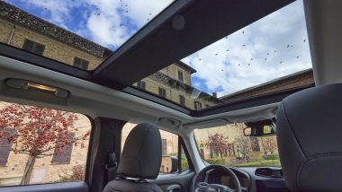 Jeep Renegade e-Hybrid 2024, il tetto panoramico