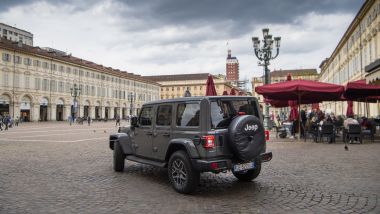 Jeep Wrangler 4xe Sahara plug-in hybrid nel centro storico di Torino