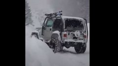 Jeep Wrangler e l'incidente comico sulla neve, il video è virale