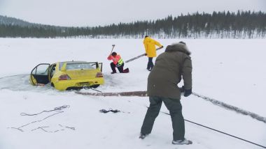Jeremy Clarkson, Richard Hammond e James May tentano il recupero della Evo 8 finita nel lago