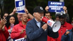 Joe Biden manifesta con i lavoratori in sciopero del Michigan