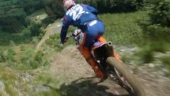 Downhill: moto da enduro vs mountain bike chi è più veloce. Video