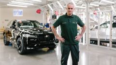 José Mourinho compra la Jaguar F-Pace e va a vederla costruire