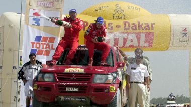 Jutta Kleinschmidt vincitrice della Parigi-Dakar 2001 su Mitsubishi Pajero
