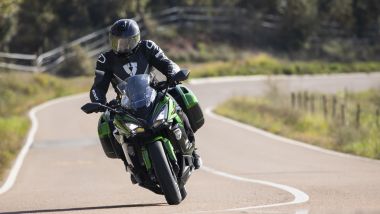 Kawasaki Ninja 1100SX SE: il riparo aerodinamico del plexi di serie è buono, ma per il massimo meglio quello optional