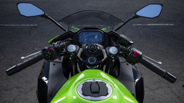 Kawasaki Ninja 500 SE 2024: ponte di comando