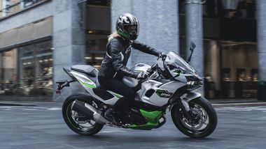 Kawasaki Ninja 7 Hybrid ha l'aspetto di una sport touring