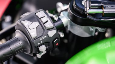 Kawasaki Ninja ZX-10R 2021: cruise control di serie, manopole riscaldabili in optional