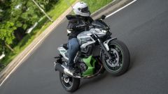Kawasaki Z7 Hybrid: com'è, prezzo, prova in città, consumi in video