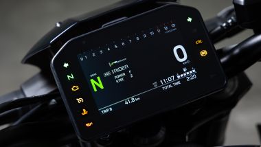 Kawasaki Z900 2025, dettaglio del nuovo display TFT da 5 pollici