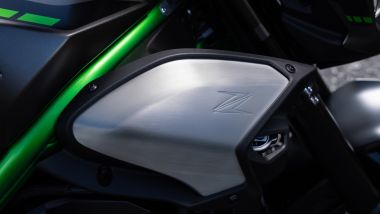 Kawasaki Z900 2025, i nuovi fianchetti in alluminio elevano la qualità percepita