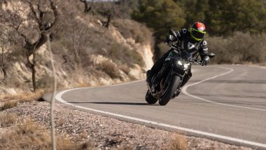 Kawasaki Z900 2025, il motore spinge bene ai medi regimi