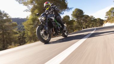 Kawasaki Z900 2025, la moto in azione