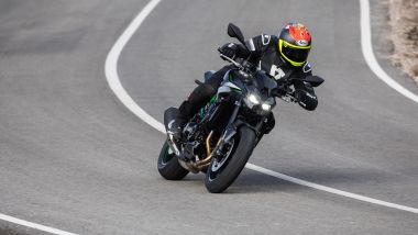 Kawasaki Z900 2025, tra le curve rimane una delle moto più comunicative della categoria