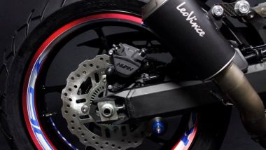 Kawasaki Z900 Capitan America: lo scarico Leo Vince in carbonio