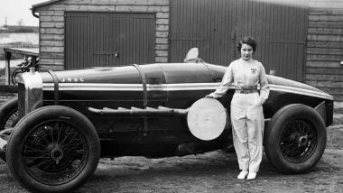 Kay Petre era minuta di corporatura ma audace al volante: qui di fianco alla sua Delage 1924 12V