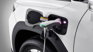 KGM Torres EVT: presa di bordo della batteria da 80,6 kWh caricabile in CA e CC fino a 300 kW