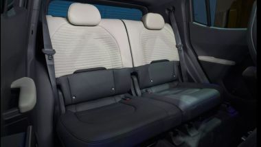 Kia EV2: il divanetto posteriore &egrave; comodo per due persone e pu&ograve; essere frazionato 60:40