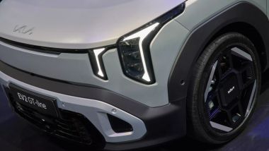 Kia EV2: il frontale con luci full LED e family feeling con il resto della gamma BEV coreana