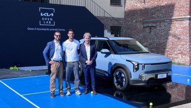 Kia EV2 Long Range e Kia Open Lab: il tennista Lorenzo Musetti (al centro) con i dirigenti Kia