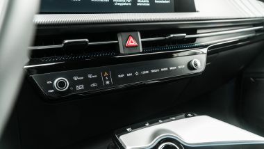 Kia EV6 AWD GT-Line, la striscia di comandi a sfioramento configurabili