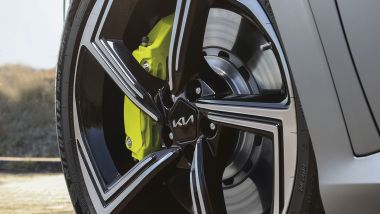 Kia EV6 GT 2022: ruote da 21 pollici, freni maggiorati, pinze giallo fluo