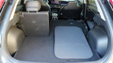 Kia Niro HEV: il divanetto reclinato per metà