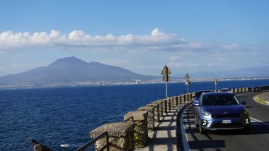Kia Niro plug-in hybrid sul mare intorno a Napoli e al Vesuvio