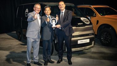 Kia PV5: IVOTY 2026 con Jarlath Sweeney (sx), Marc Hedrich (dx) e Sangdae Kim