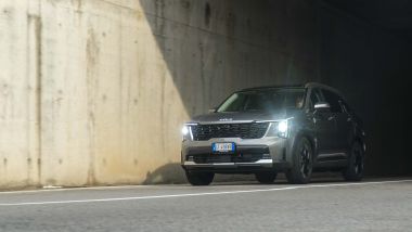 Kia Sorento HEV ha luci full LED di serie fin dall'allestimento base