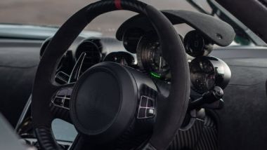 Koenigsegg Agera R: un dettaglio di volante e strumentazione della hypercar scandinava