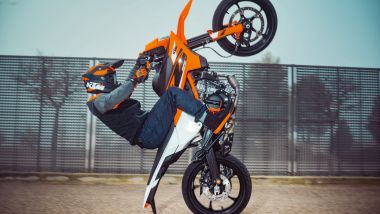 KTM 125 SMC R, lo stunt in impennata