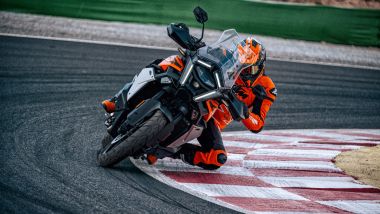 KTM 1390 Super Adventure S EVO 2025, a suo agio pure in pista